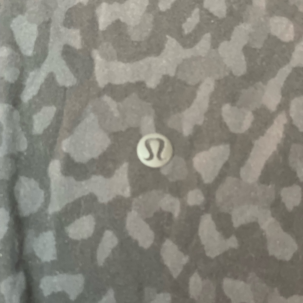 Lululemon On the Fly 7/8 Pant. Size 12. Deep gray camo/cheetah print. - Picture 5 of 8